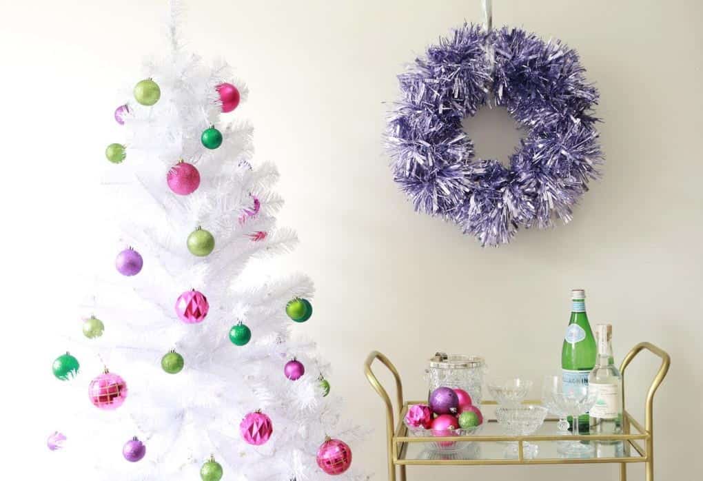 This wreath is so glamorous! I'd that modern look I love! www.busybudgeter.com