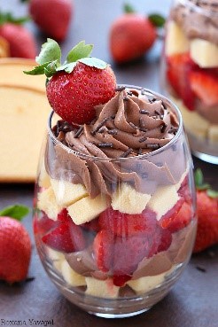 Unconventional easy dessert recipes are a popular way to impress guests. Look at this fancy parfait! And yes, it's delicious AND quick to make!