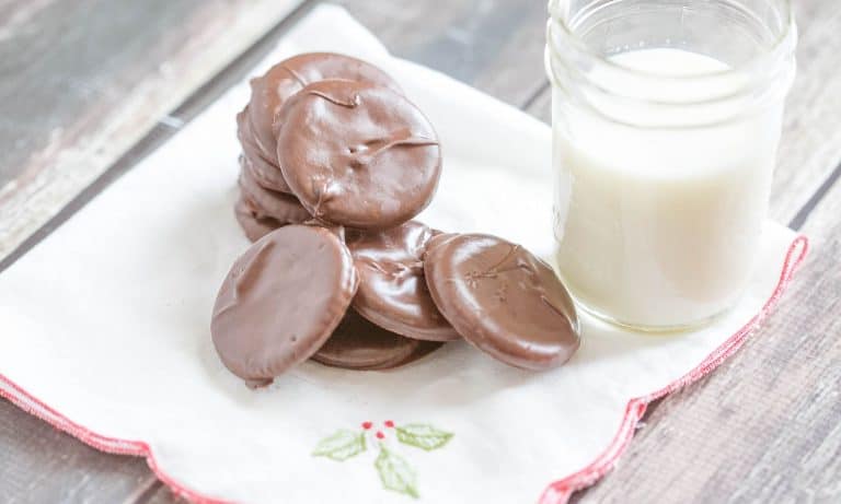 Love these easy dessert recipes! These faux thin mint cookies taste exactly like the real thing and are so easy to make any time.