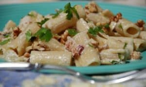 How awesome does this FAR from basic mac and cheese recipe sound? I wouldn't even THINK to hack mac and cheese like this! Can't wait to try!